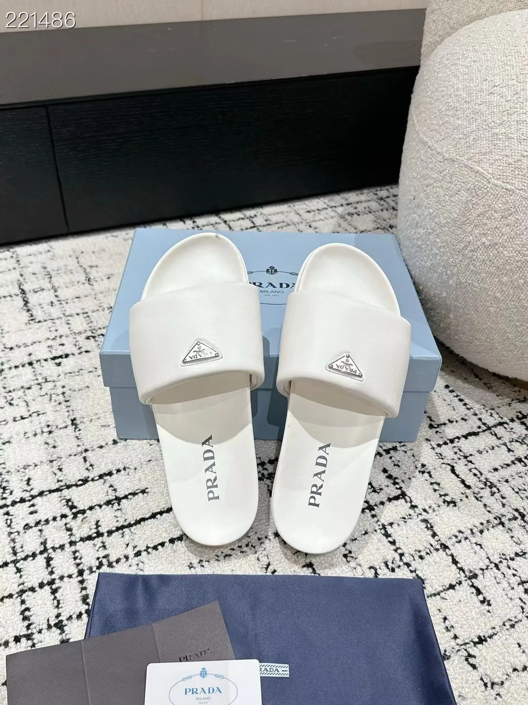 👟👟Ex-factory price 460👟👟 Couple model latest series! Prada 2024 spring and summer new sandals, double-breasted slippers, the latest catwalk series, classic upgrades, comfort and fashion coexist, every color combination looks good, and the design matches different style needs. Upper: original customized cowhide lining: original customized sheepskin lining, cowhide foot pads. Outsole: original molded non-slip outsole. Shoe size: women's size 35-40 (4142 customized) Men's size 39-45 (45 customized)